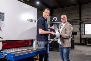 Marc Böck y Reinhard Krumpholz junto a la Weber TTSC 1100, dos auténticos chapistas.