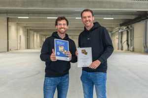 Marc y Jochen Böck con el certificado de Campeones del Crecimiento 2024.